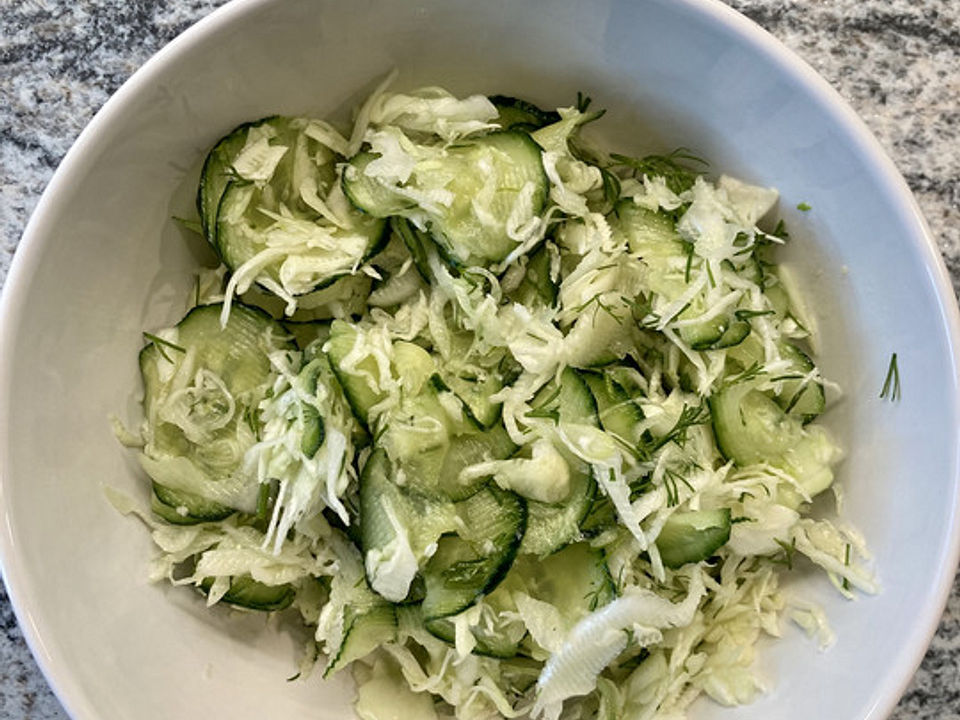 Krautsalat aus jungem Weißkohl mit Gurken und Dill von Bentson| Chefkoch