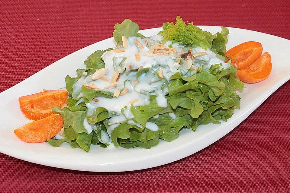 Eichblattsalat mit Aprikosen und Mandeln in Kefirdressing