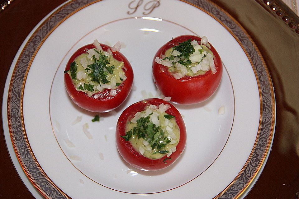 Tomaten gefüllt mit mexikanischer Avocadocreme