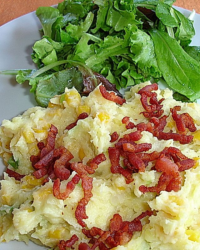 Kartoffelstampf mit Mais, Lauchzwiebeln und Käse