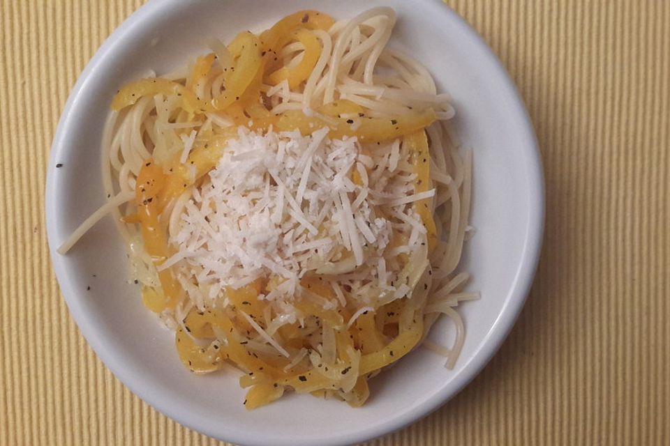 Spaghetti mit karamellisierten Zwiebeln und Paprika