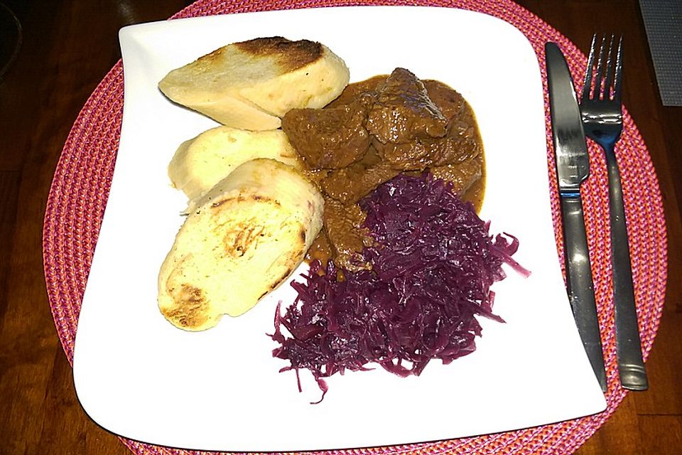 Rindergulasch mit böhmischen Semmelknödeln