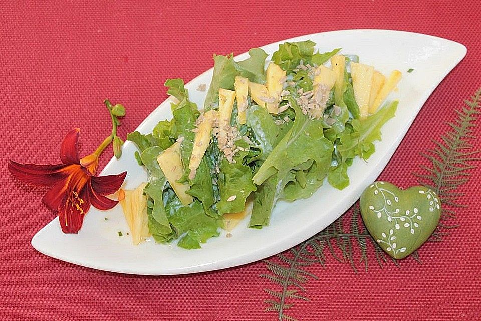 Eichblattsalat mit Kefirdressing, Ananas und gehackten Sonnenblumenkernen