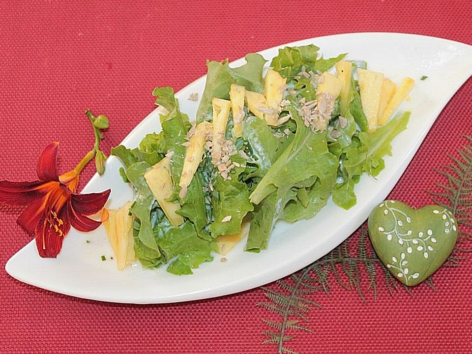 Eichblattsalat mit Kefirdressing, Ananas und gehackten ...