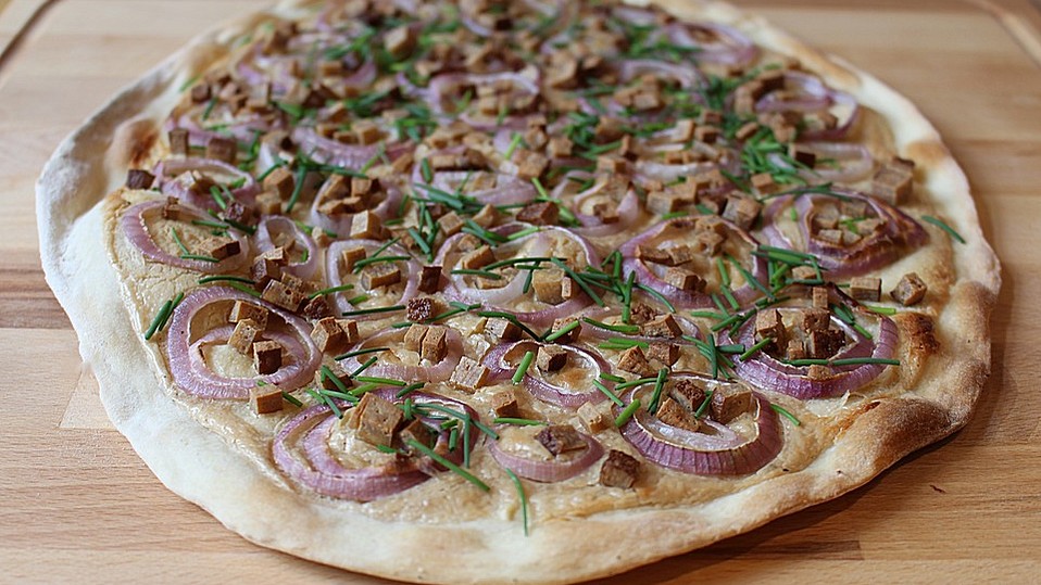 Flammkuchen-vegan-mit-R-uchertofu-und-Cashewmus