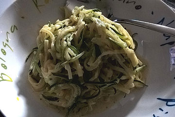 Schnelle Zucchinispaghetti in Frischkäsesauce