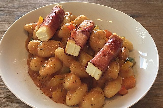 Gnocchi in Gemüsesauce mit Schafskäse im Speckmantel von MelanieOÖ ...