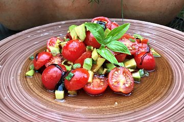 Leckerer Tomaten-Avocado-Salat