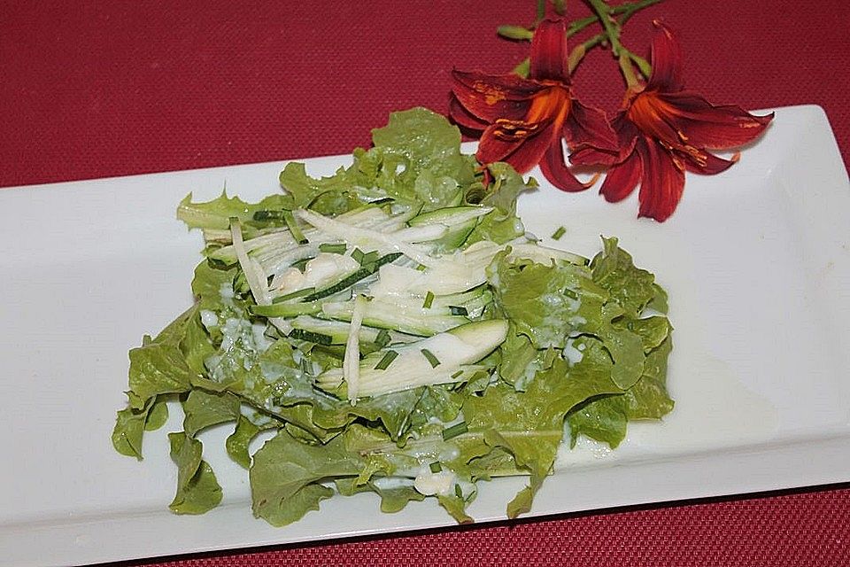 Eichblattsalat mit Zucchini in Knoblauch-Kefir-Dressing