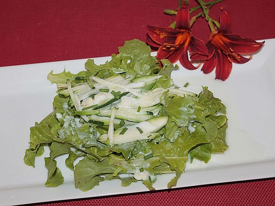 Eichblattsalat mit Zucchini in Knoblauch-Kefir-Dressing von patty89 ...