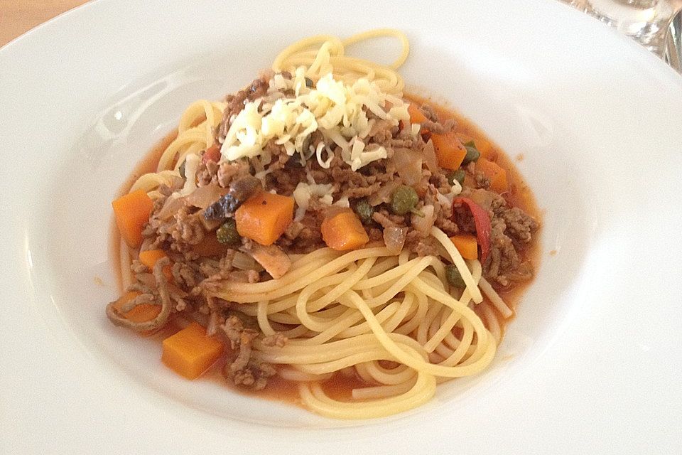 Spaghetti Bolognese mit Kapern, Oliven, Champignons