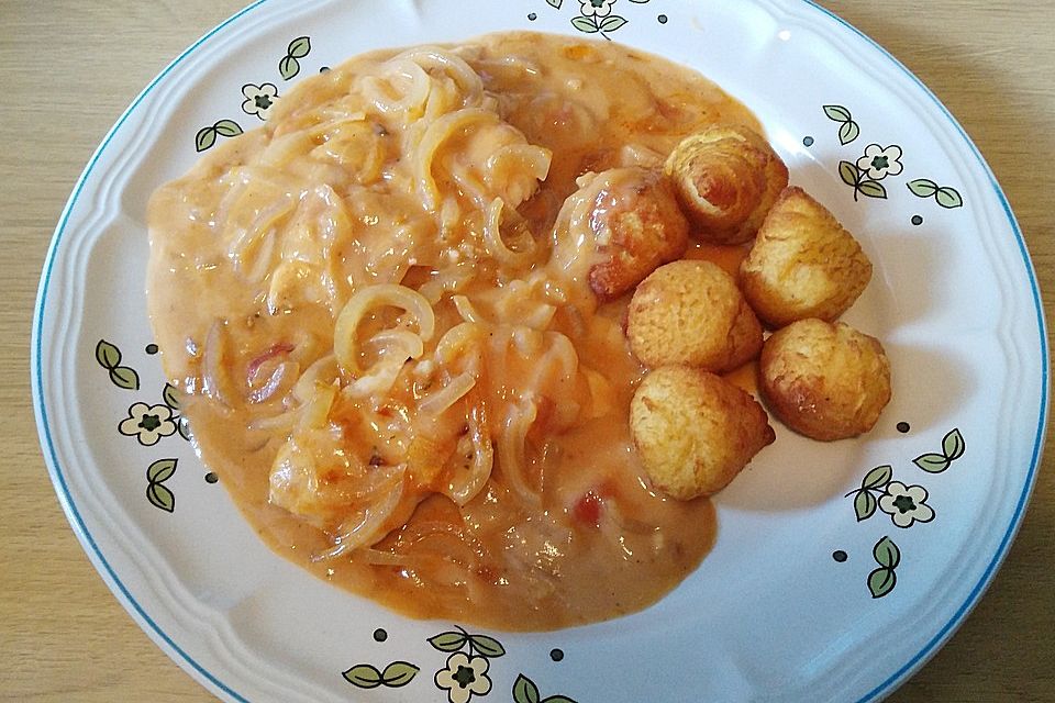 Gebackenes Hähnchenbrustfilet in Zwiebel-Rahm-Sauce mit Sherry