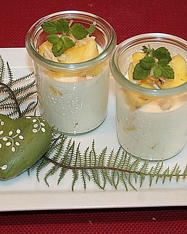 Sauermilch-Dessert mit karamellisierter Ananas und Mandeln