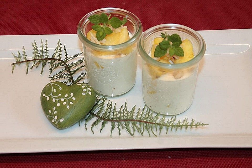 Sauermilch-Dessert mit karamellisierter Ananas und Mandeln