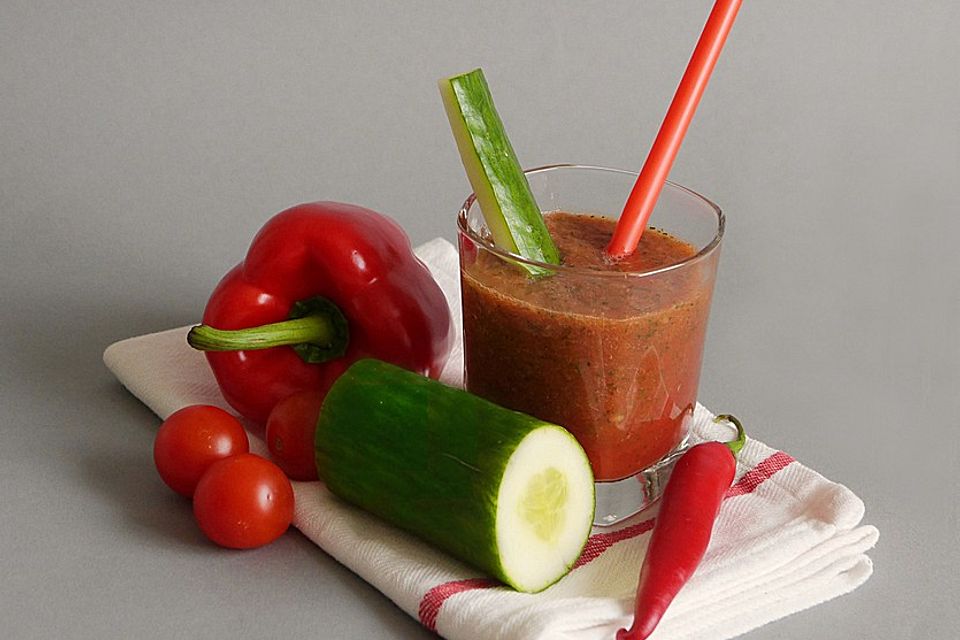 Tomatensaft mit Gurke und Paprika