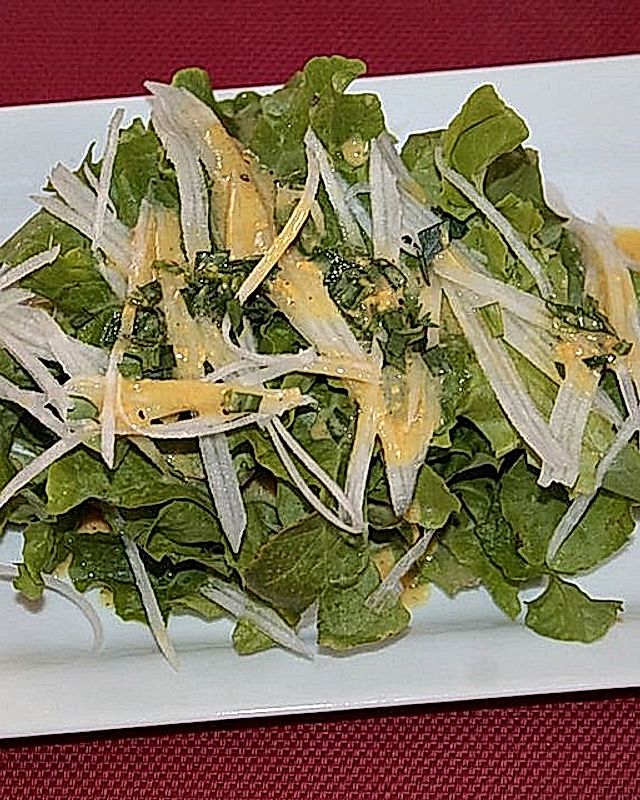 Eichblattsalat mit Kohlrabi und Senf-Estragon-Vinaigrette
