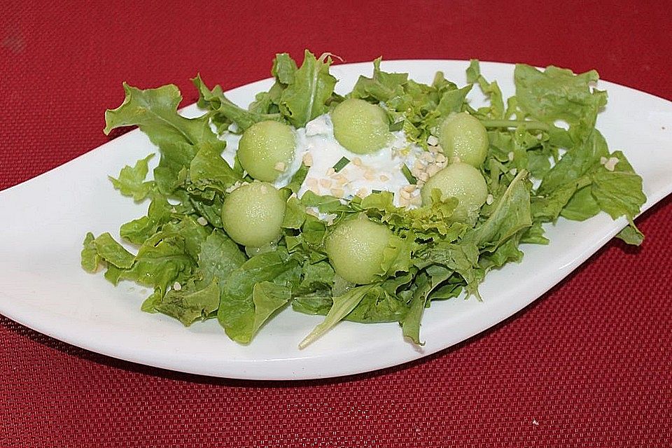 Kopfsalat mit Dickmilchdressing und Galiamelone-Kugeln