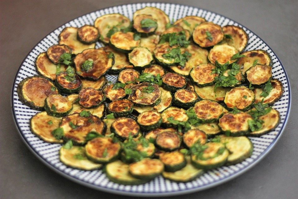 Zucchini-Salat mit italienischen Kräutern und Balsamico-Dressing