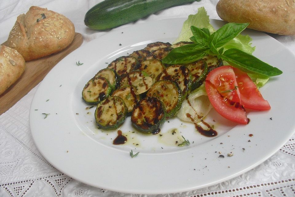 Zucchini-Salat mit italienischen Kräutern und Balsamico-Dressing