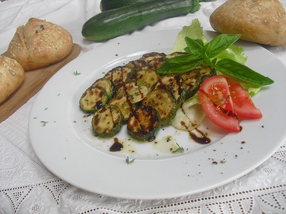 Zucchini-Salat mit italienischen Kräutern und Balsamico-Dressing von ...