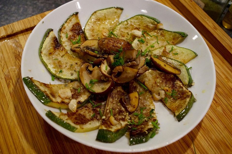 Zucchini-Salat mit italienischen Kräutern und Balsamico-Dressing