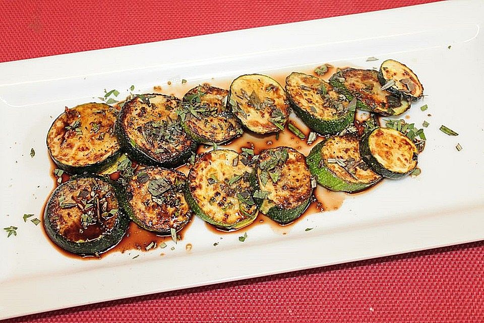 Zucchini-Salat mit italienischen Kräutern und Balsamico-Dressing