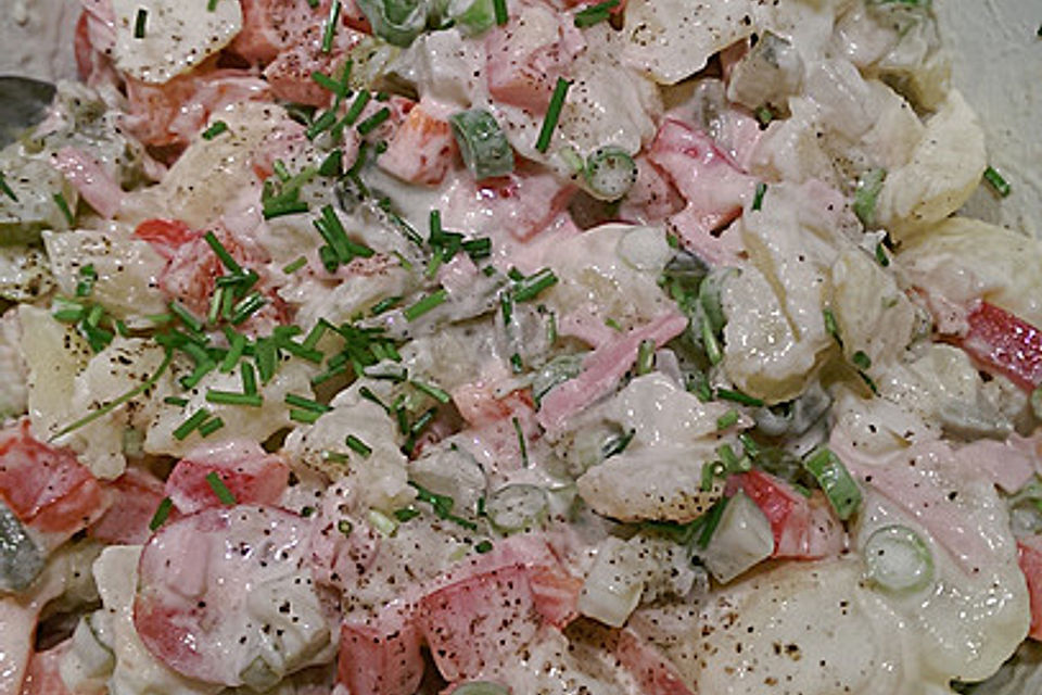 Leichter Kartoffelsalat mit Fleischsalat und Gemüse