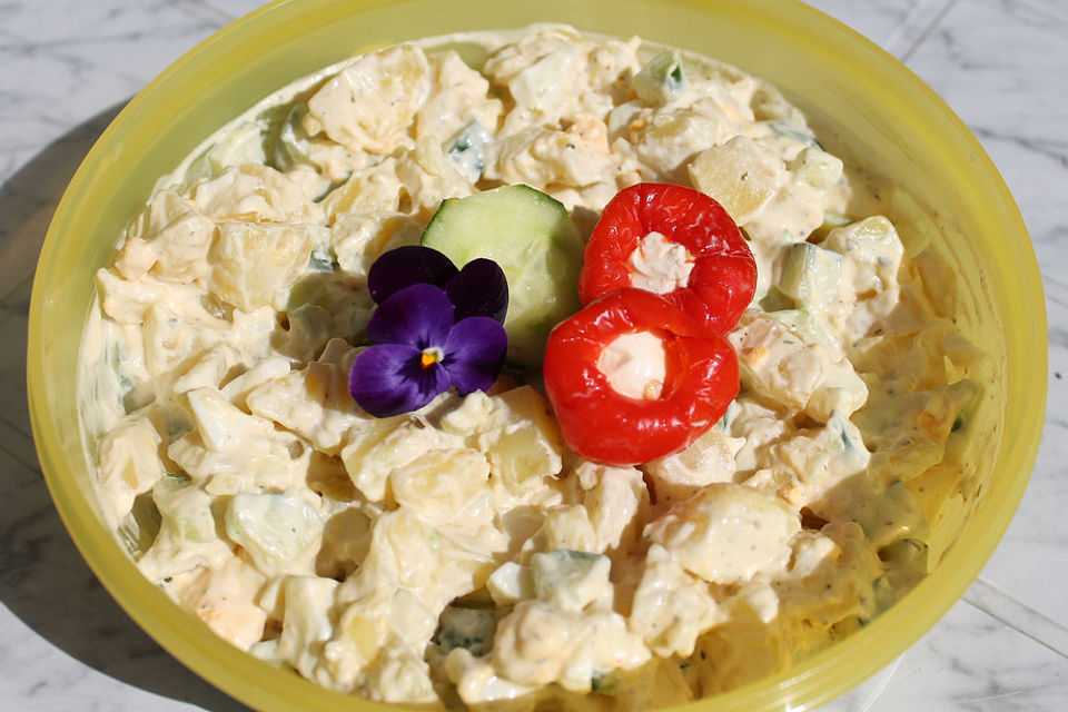 Kartoffelsalat mit Kräuter-Remoulade, Joghurt und Salatgurke