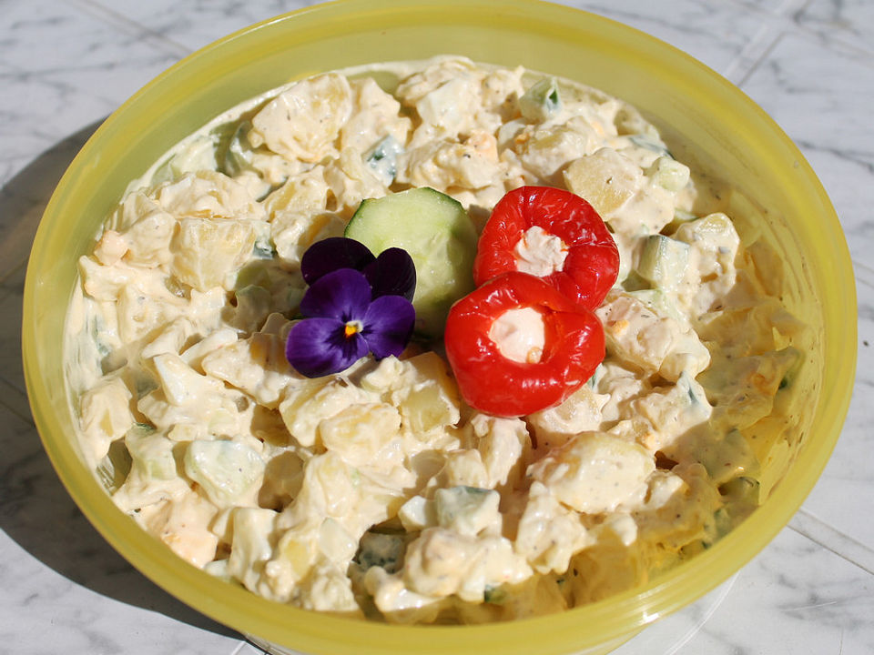 Kartoffelsalat mit Kräuter-Remoulade, Joghurt und Salatgurke von ...