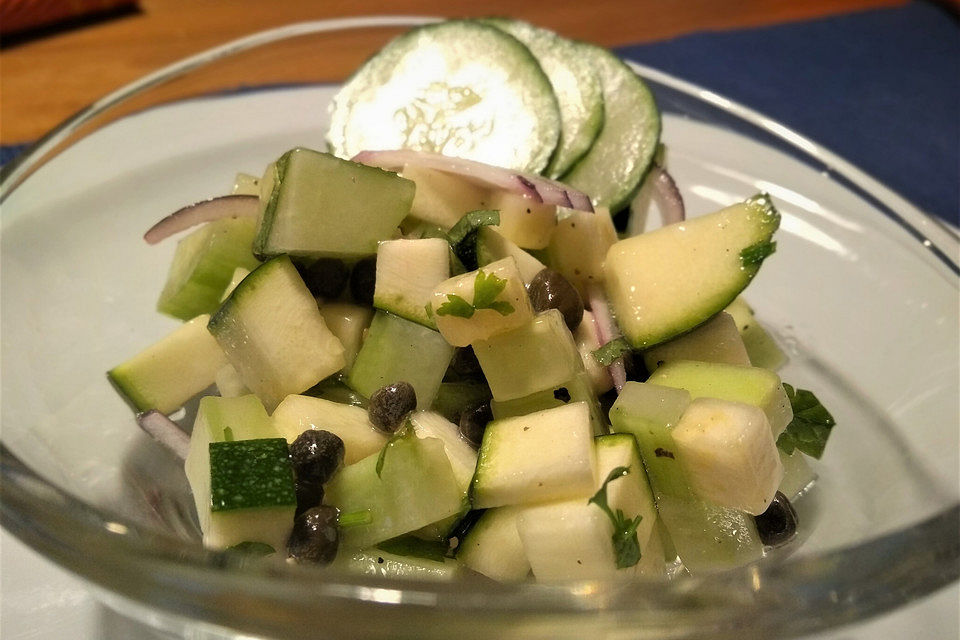 Zucchini-Gurken-Salat mit Kapern