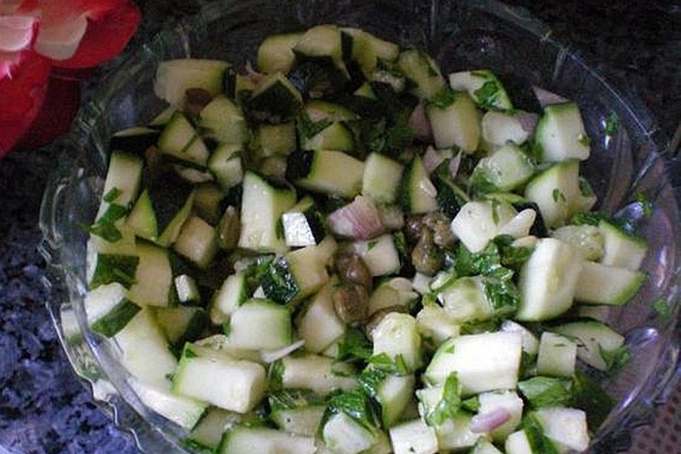 Zucchini-Gurken-Salat mit Kapern