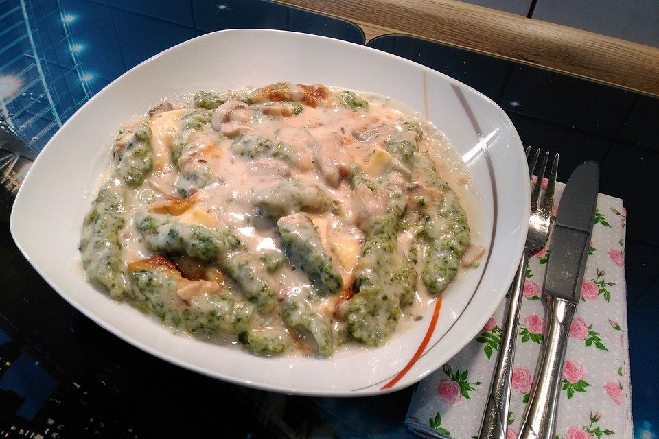 Spinatspätzle in Käse - Champignon - Sahnesoße