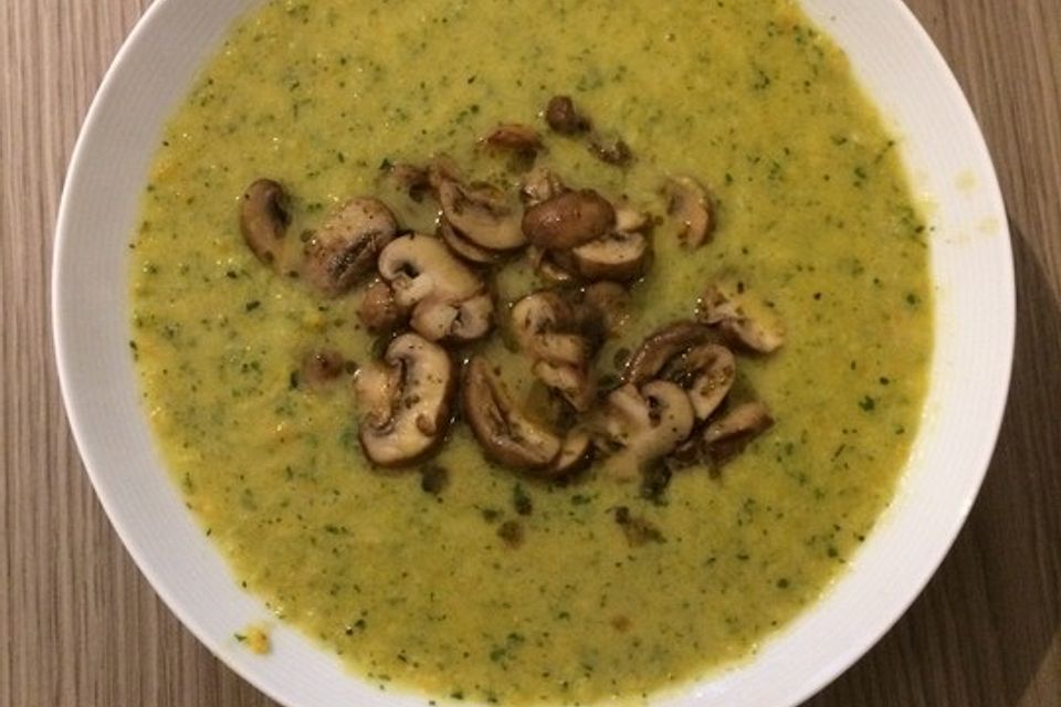 Zucchinicremesuppe mit gebratenen Champignons