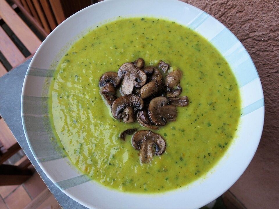 Zucchinicremesuppe mit gebratenen Champignons von KatriinG| Chefkoch