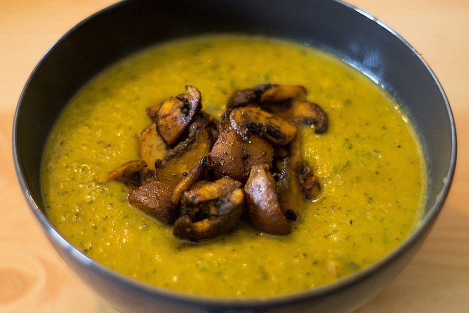 Zucchinicremesuppe mit gebratenen Champignons