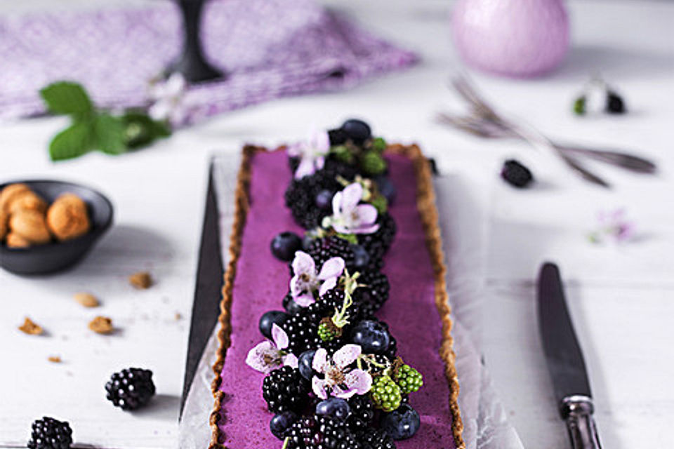 Brombeer-Mousse-Tarte mit Amarettini