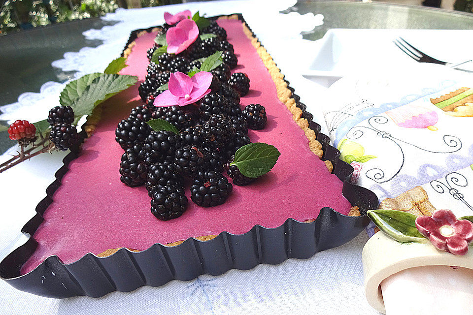 Brombeer-Mousse-Tarte mit Amarettini