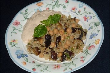 Quinoa-Auberginen-Salat mit Sesamcreme