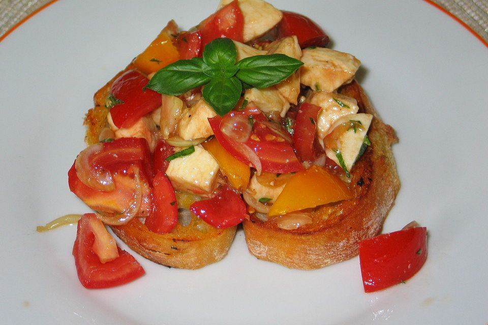 Tomatensalat auf geröstetem Ciabatta