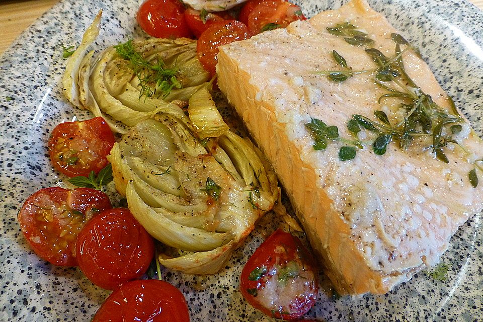 Lachspäckchen mit Fenchel und Cocktailtomaten