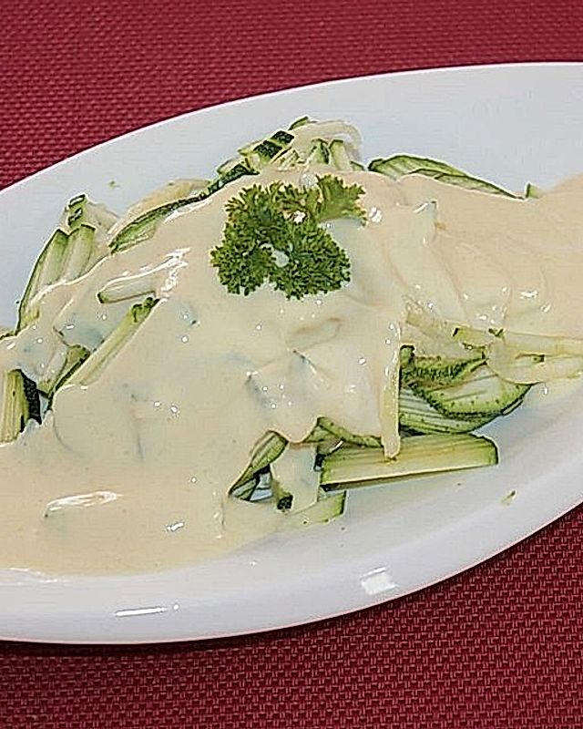 Zucchinisalat in Frischkäse-Senf-Dressing