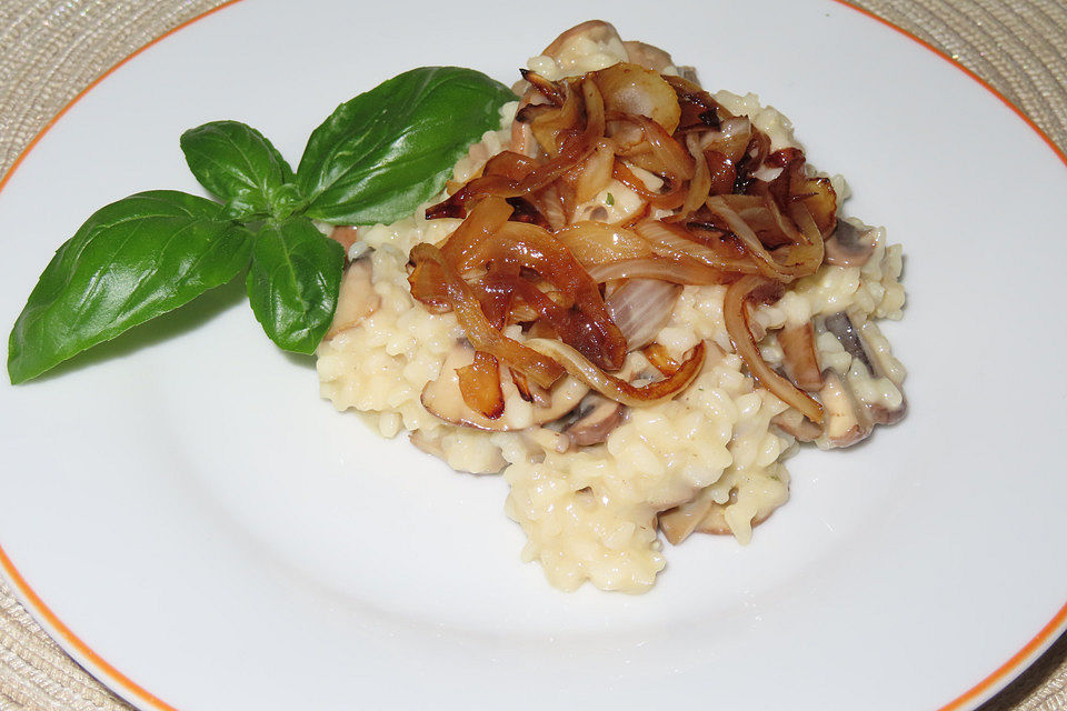 Cremiges Pilzrisotto mit Zwiebelringen