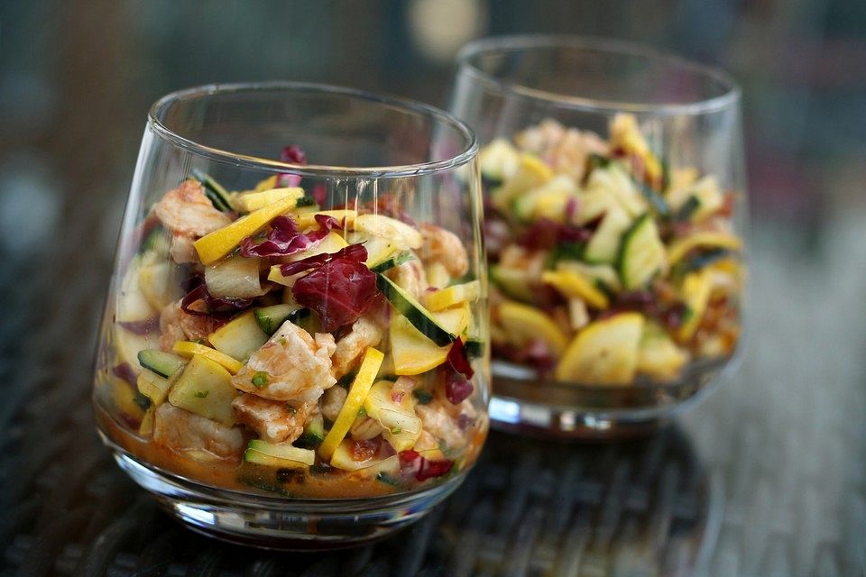 Gulasch-Zucchini-Zwiebelsalat mit getrockneten Tomaten