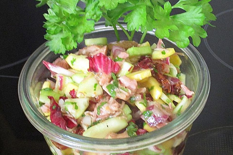 Gulasch-Zucchini-Zwiebelsalat mit getrockneten Tomaten