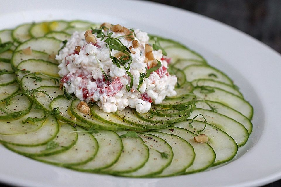 Gurken-Carpaccio mit körnigem Frischkäse