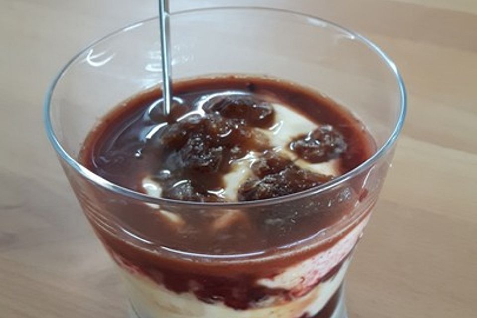 Espresso-Granita Schichtdessert mit Vanilleeis und Brombeeren