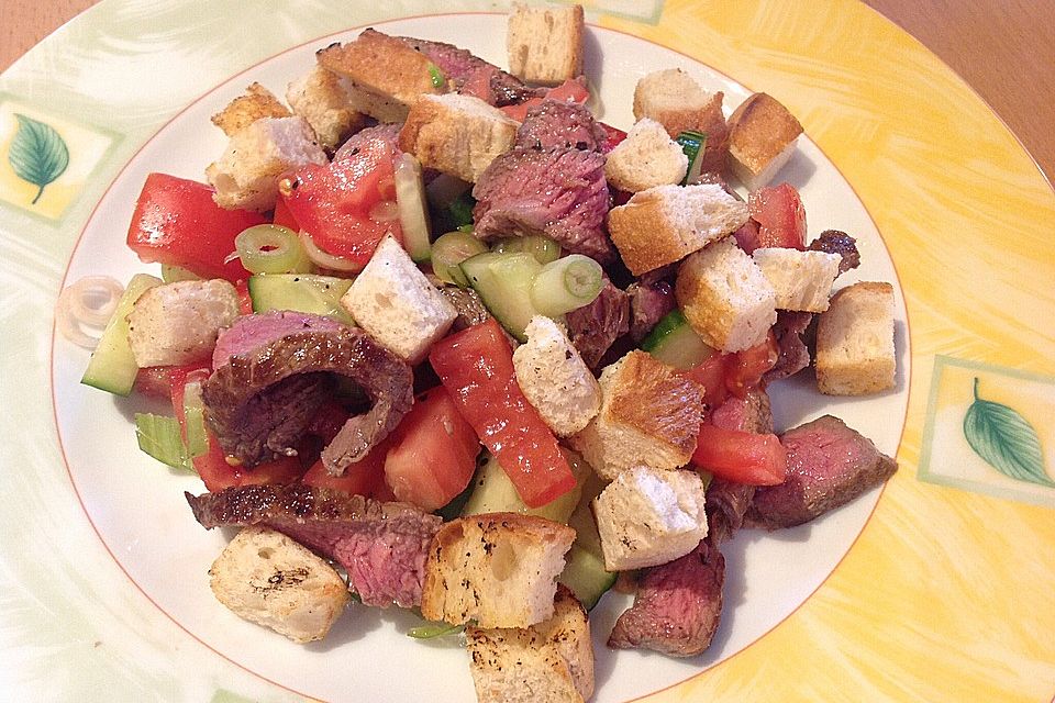 Brotsalat mit Steakstreifen