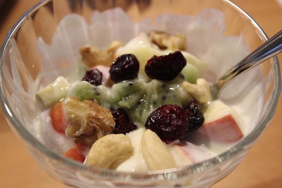 Kiwi-Apfel-Salat mit Mandeln und Cranberries