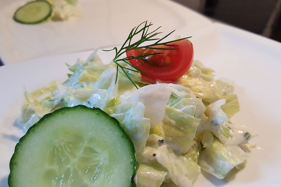 Eichblattsalat in Joghurt-Sahne-Dressing mit Grapefruit und Mandeln