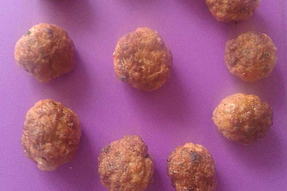 Mettbällchen in einer Sherry-Paprikasoße Mettbällchen in einer Sherry-Paprikasoße